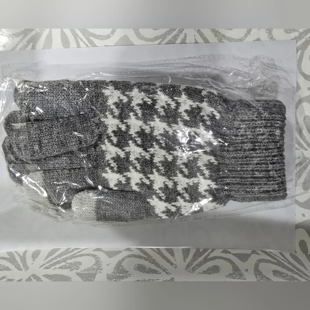 NWT Touchscreen Gloves – New in Package (Gray & White)